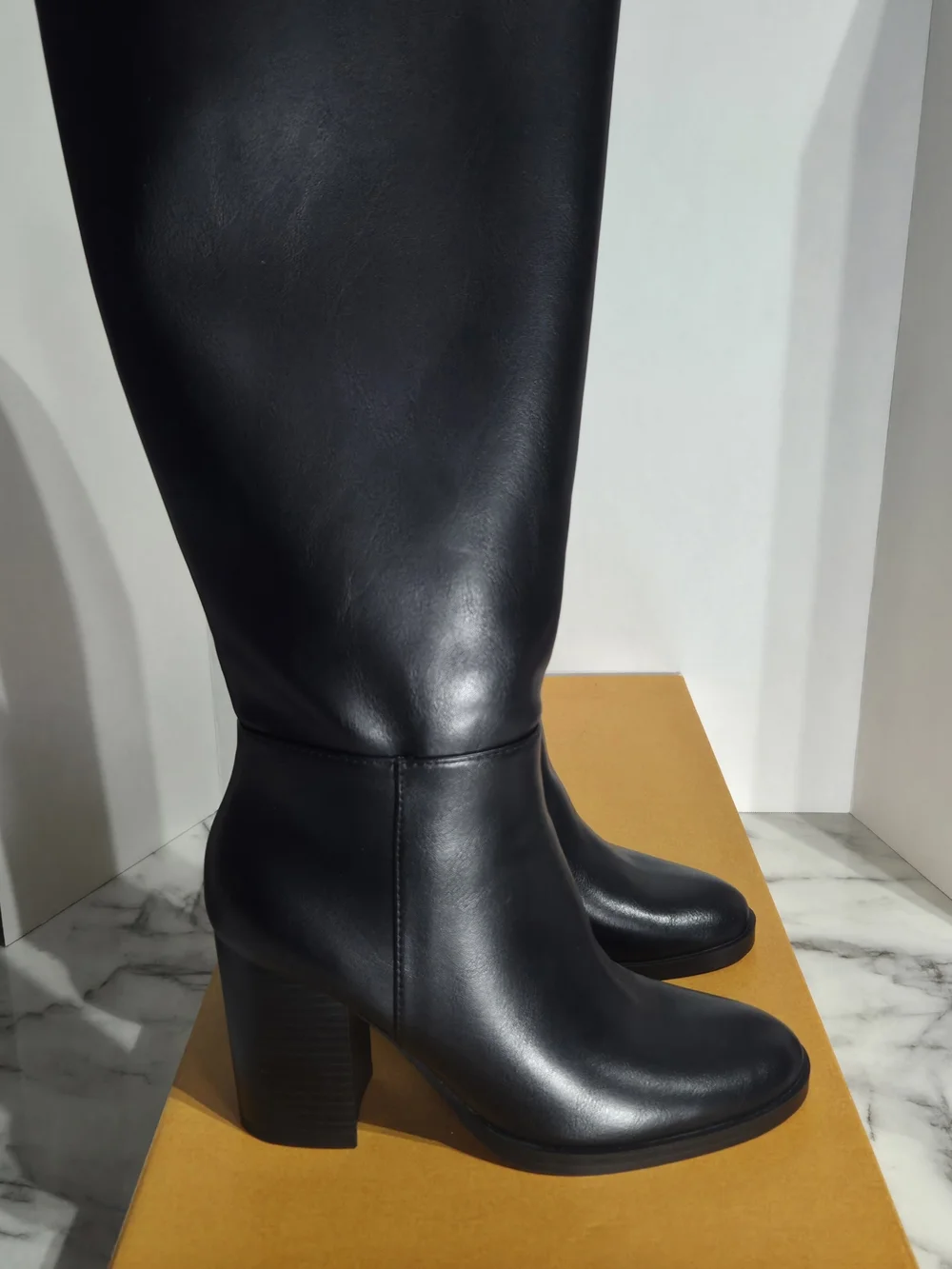 Unisa Lanna-J Women's Black Leather Knee High Side Zip Block Heel Boots 6.5 M